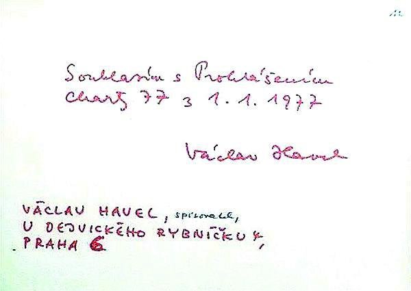 Dramatik, spisovatel a prezident Václav Havel, ikona odporu proti režimu. Ve vězení strávil celkem pět let, což mu podlomilo zdraví natolik, že od roku 1982 opakovaně trpěl na zápaly plic. Byl symbolem sametové revoluce.