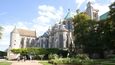 Ve městě Chartres, kde končila 7. etapa Tour a které leží asi 90 km od Paříže, najdete jednu z největších a nejstarších francouzských katedrál – Notre Dame ze 12. století. Stavba s bohatou výzdobou a 170 vitrážovými okny byla v roce 1979 zapsána na seznam UNESCO.