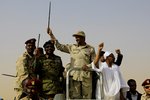 Súdán: Generálporučík Mohamed Hamdan Dagalo zdraví své příznivce při příchodu na setkání ve vesnici Aprag (13. 4. 2023).