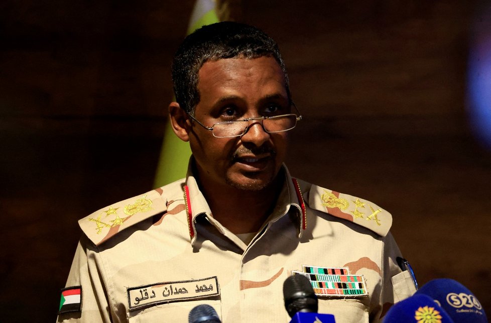 Zástupce předsedy súdánské nejvyšší rady generál Mohamed Hamdan Dagalo hovoří na tiskové konferenci v Chartúmu (13.4.2023).