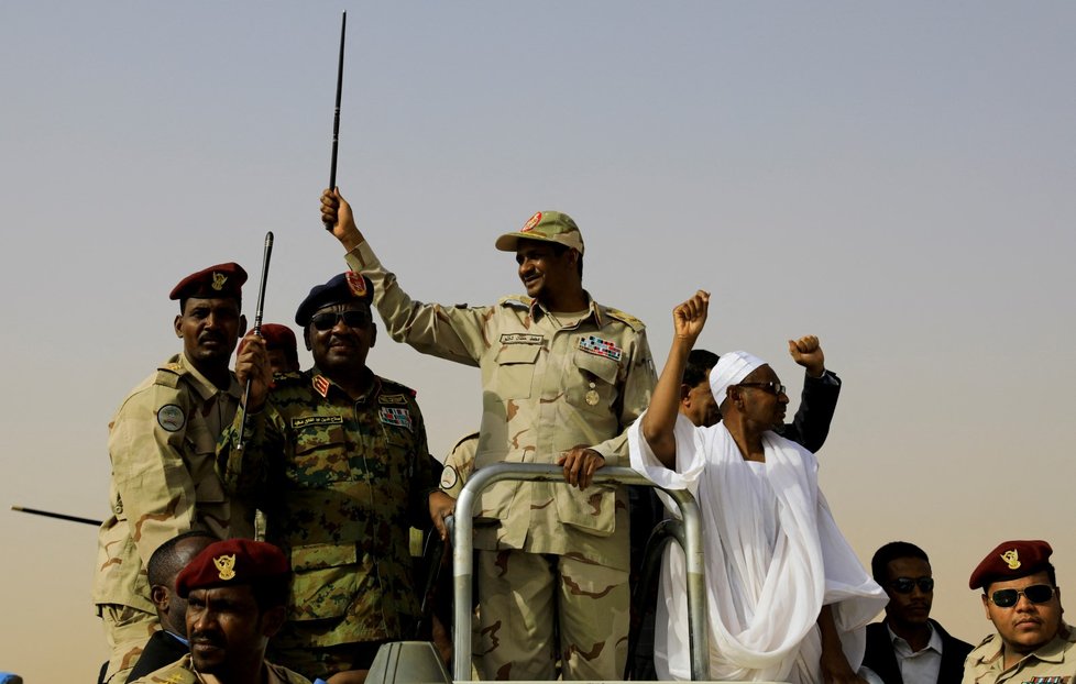 Súdán: Generálporučík Mohamed Hamdan Dagalo zdraví své příznivce při příchodu na setkání ve vesnici Aprag (13.4.2023).