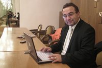 Ministr Dobeš napsal seminárku za svou asistentku