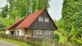 Zametání chaty zamořené hlodavci může do vzduchu rozvířit mikroskopické virové částice, které se pak snadno dostanou do plic.