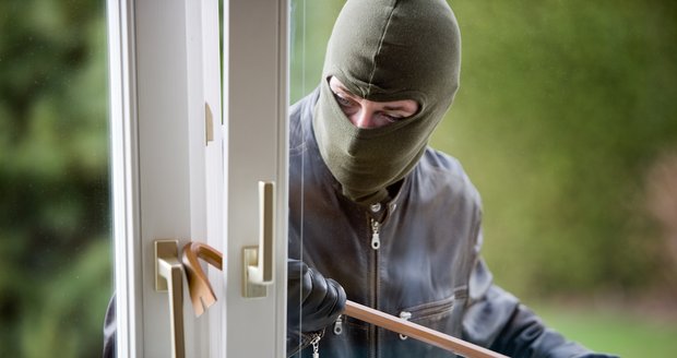Proti zlodějům dobře zabezpečte nejen dveře, ale i okna.
