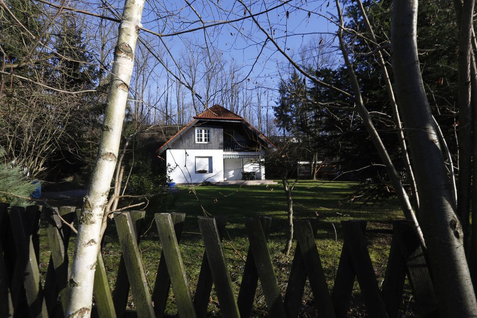 Vedle původní chalupy stojí rodinný domek, který si jako chatu postavil Jan Hrušínský s manželkou Miluší Šplechtovou. Dům po neshodách s Rudolfem ml. prodali.