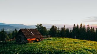 Chaty a chalupy majitelé hojně nabízejí online. Kdy se vyplatí nakupovat bez realitky?