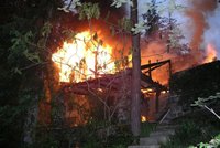 V pražských Stodůlkách hořela chatka, uvnitř bylo nalezeno tělo