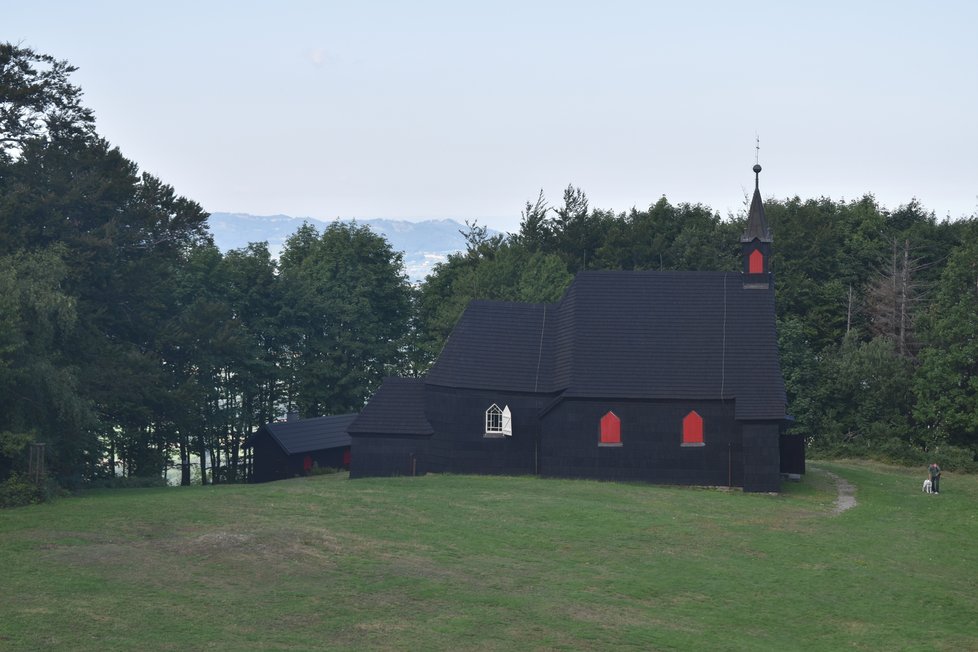 Kostel svatého Antonína Paduánského s chatou sousedí.