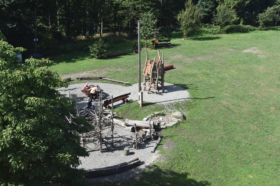 I dětské hřiště prošlo rekonstrukcí, dřevo i kameny jsou ručně opracované.