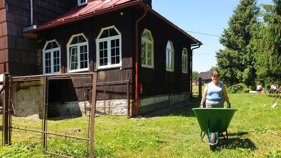 Chata Prašivá slaví 100 let existence. Za svou obnovu vděčí dobrovolníkům, kteří tu odpracovali tisíce hodin.