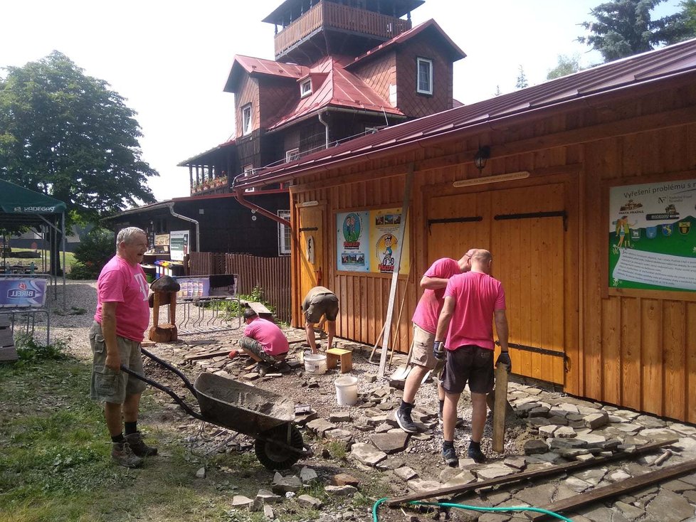 Chata Prašivá slaví 100 let existence. Za svou obnovu vděčí dobrovolníkům, kteří tu odpracovali tisíce hodin.