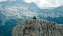 Italský architekt dokončil minulé léto projekt, který vyvolává úsměv i strach. Vysoko v horách nechal postavit chatku pro ty odvážlivce, kteří se do více než dvou a půl tisícimetrové výšky dostanou.