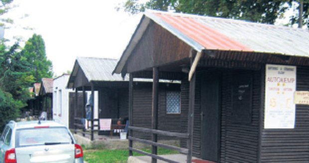 V kempu v chatkách byli ubytováni jak turisté, tak i dělníci pracující v okolí