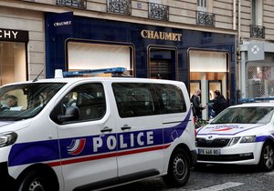 Z klenotnictví Chaumet v Paříži si lupič odnesl zboží za dva až tři miliony eur.