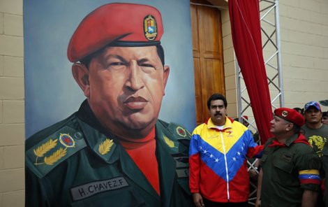 Ze zástupce nástupce. Maduro u Chávezova obrazu.