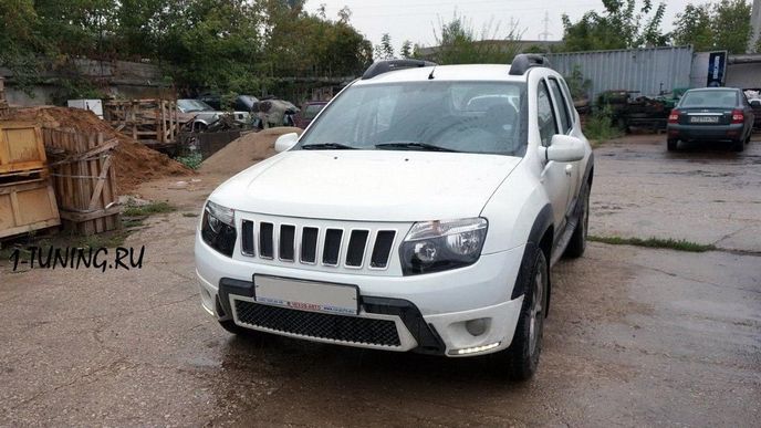 Chcete vylepšit svou Dacii Duster? Kupte jí masku Jeep