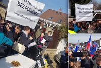 Odpůrci pandemického zákona přinesli Hamáčkovi před dům rakev a mrazák. „Porušení ústavy,“ volají