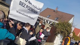 Před domem ministra vnitra a předsedy ČSSD Jana Hamáčka se sešla demonstrace iniciativy Chcípl PES, která odmítá tzv. pandemický zákon.