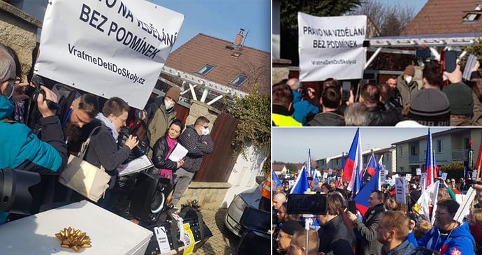 Chcípl PES demonstroval před domem ministra vnitra Jana Hamáčka (ČSSD) v Mratíně.