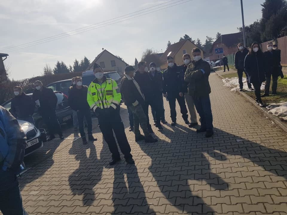 Před domem ministra vnitra a předsedy ČSSD Jana Hamáčka se sešla demonstrace iniciativy Chcípl PES, která odmítá tzv. pandemický zákon.