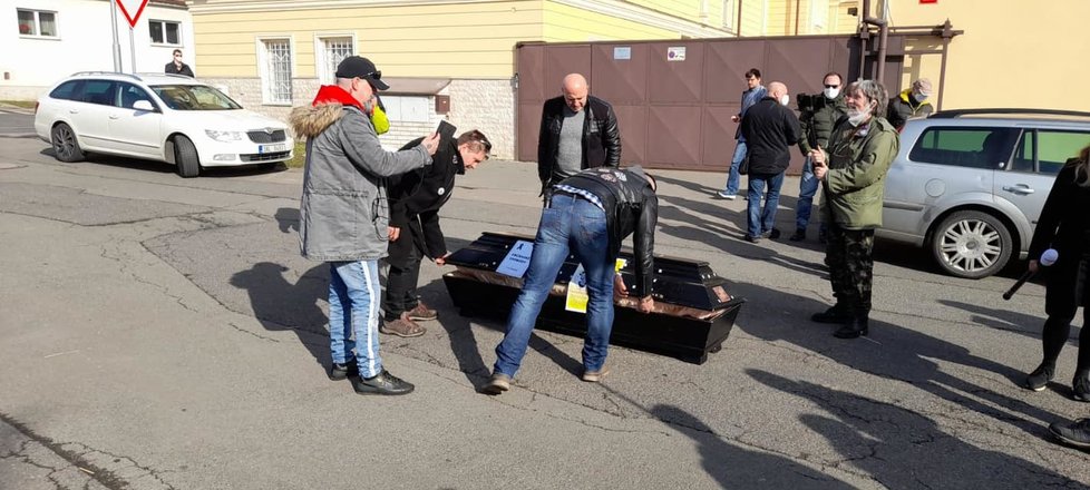 Před domem ministra vnitra a předsedy ČSSD Jana Hamáčka se sešla demonstrace iniciativy Chcípl PES, která odmítá tzv. pandemický zákon.