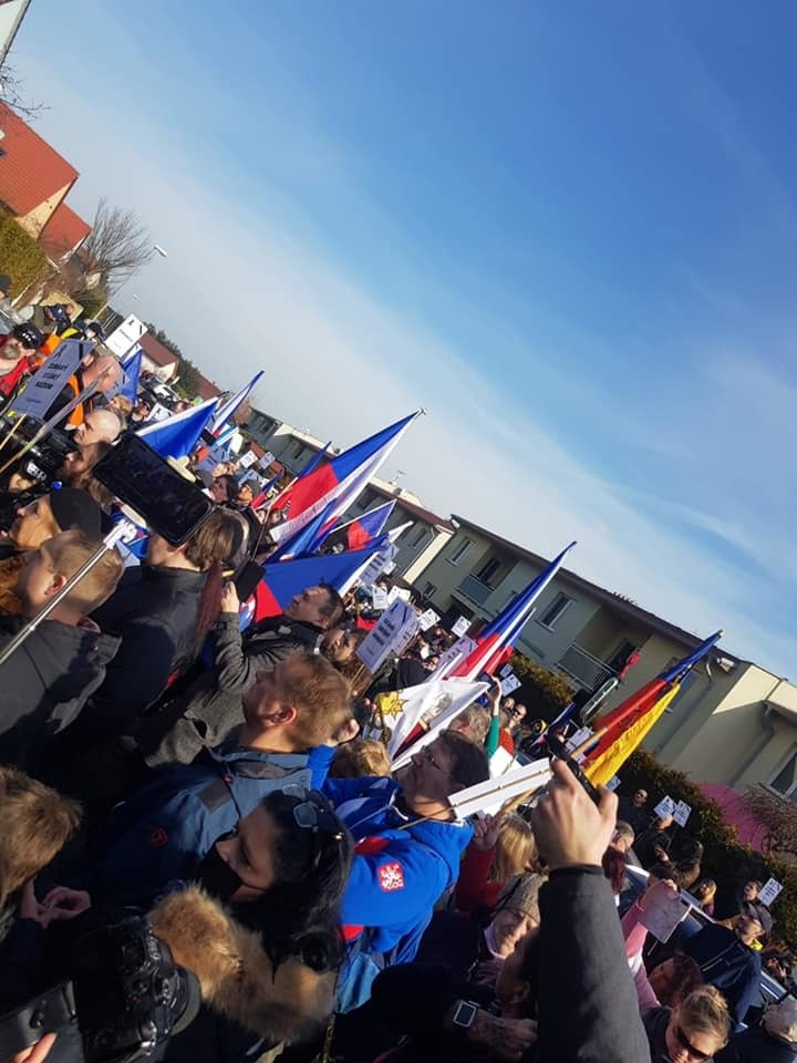 Před domem ministra vnitra a předsedy ČSSD Jana Hamáčka se sešla demonstrace iniciativy Chcípl PES, která odmítá tzv. pandemický zákon.