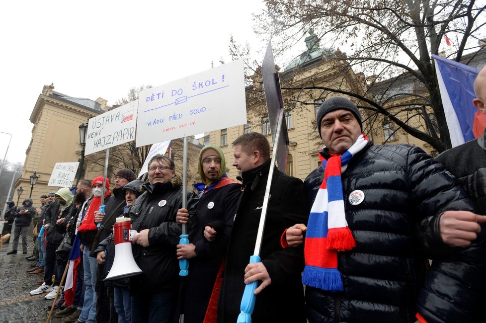 Zástupci a příznivci iniciativy Chcípl PES demonstrují před Úřadem vlády ČR (29. 1. 2021)