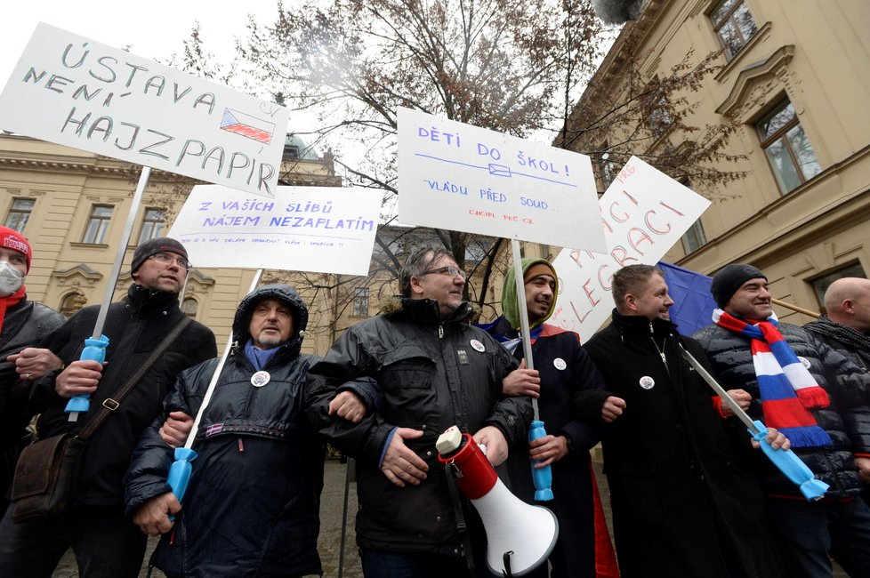 Zástupci a příznivci iniciativy Chcípl PES demonstrují před Úřadem vlády ČR (29. 1. 2021)