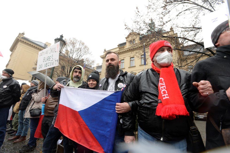 Zástupci a příznivci iniciativy Chcípl PES demonstrují před Úřadem vlády ČR (29. 1. 2021).