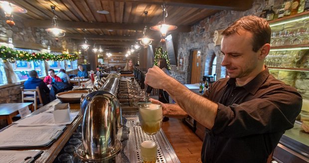 Rebelie pražských restaurací: Někde otevřeli, jinde jen skrz okénko rozdávali petice. „To máte těžké“