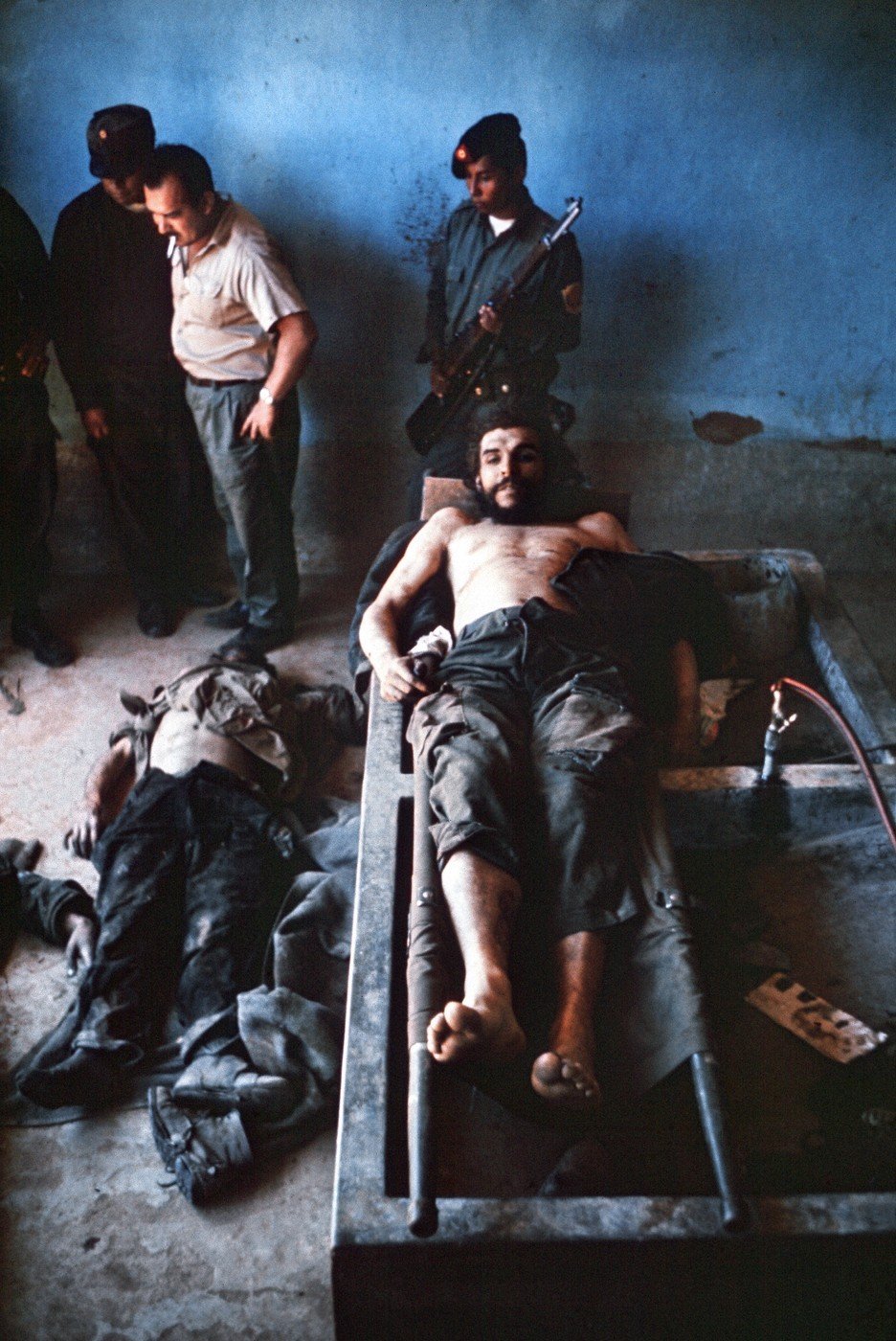 Fotografie zachycují Che Guevaru pár okamžiků po jeho popravě