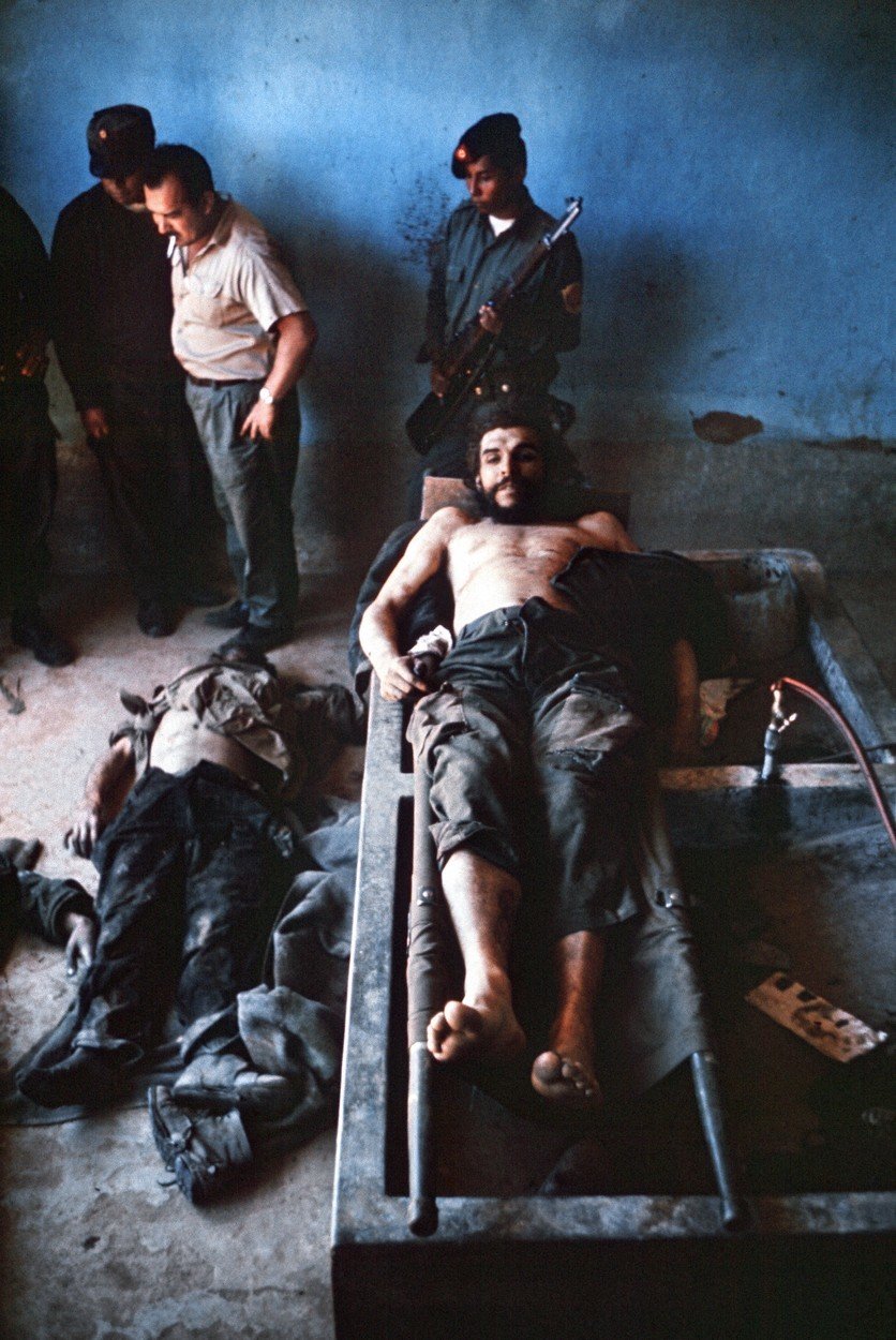 Popravčí voják se na Guevarovi vyřádil – zranění měla vypadat, jako by je Che utrpěl při útěku z boje.