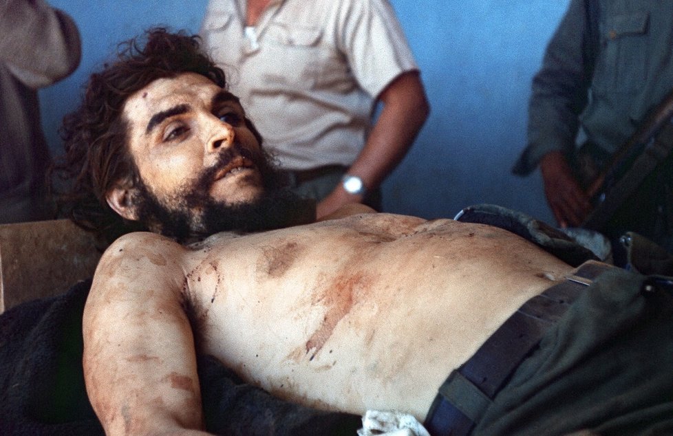 Střelil ho celkem devětkrát – nejprve do rukou a nohou, až když se Guevara svíjel v bolesti na zemi, mu uštědřil v rámci další salvy i dvě smrtelné rány - do krku a do hrudníku.