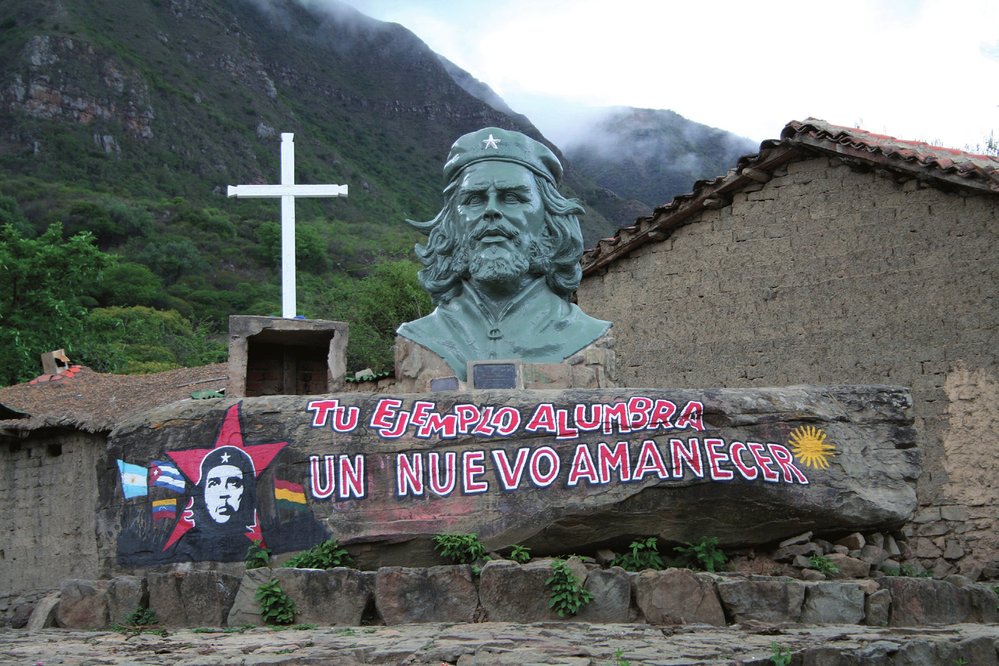 Památka Che Guevary je tu stále živá. Každý obyvatel městečka má „svou“ historku o tom, jak se s ikonou revolucionářů setkal. Jeden z pamětníků nás zavedl do strmé rokle, kudy Che Guevara prchal. Pod mohutným kamenem se prý ukrýval, když ho na útěku postřelili do nohy.