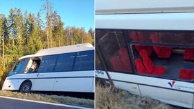 U Chebu havaroval autobus na namrzlé vozovce, dva lidé utrpěli zranění
