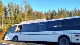 U Chebu havaroval autobus na namrzlé vozovce, dva lidé utrpěli zranění