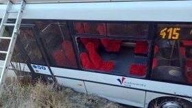 U Chebu havaroval autobus na namrzlé vozovce, dva lidé utrpěli zranění