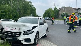 Při dopravní nehodě dvou aut v Chebu zemřel jeden člověk.