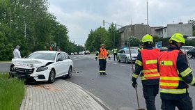 Při dopravní nehodě dvou aut v Chebu zemřel jeden člověk.