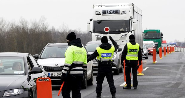 Češi uzavření v okresech: Zákaz návštěv rodičů, omezení u nákupů. Jaké jsou výjimky?