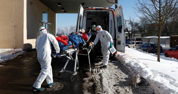 Rok Česka s covidem: Z nejlepších mezi nejhoršími. Jak nákaza zemí postupovala?