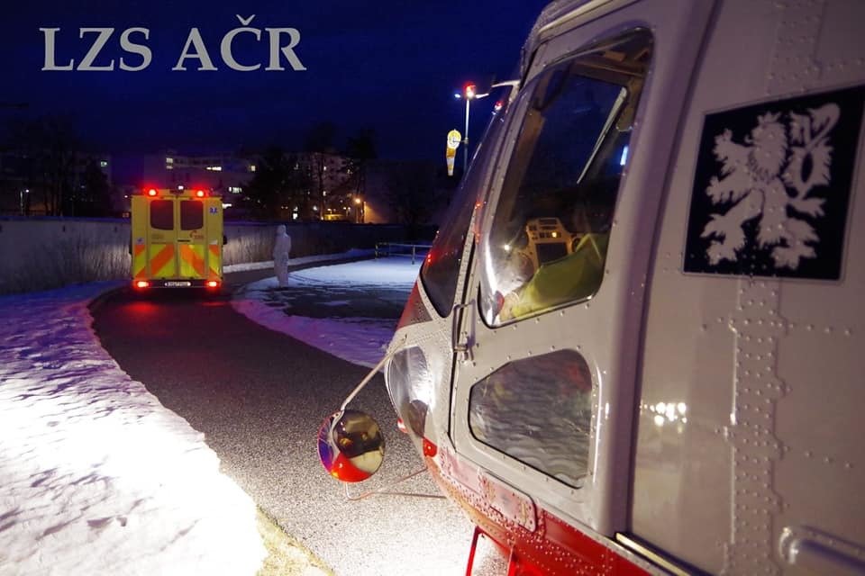 Armádní vrtulník pomáhá s transportem nakažených z nemocnice v Chebu.