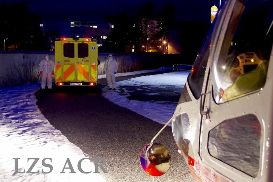 Armádní vrtulník pomáhá s transportem nakažených z nemocnice v Chebu.