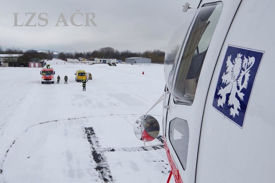 Armádní vrtulník pomáhá s transportem nakažených z nemocnice v Chebu.