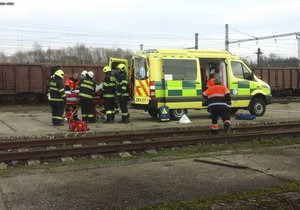 Tragická chyba kvůli selfie: Chlapec (15) vylezl na vagon, smetl ho elektrický výboj