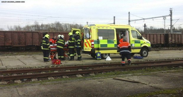 Tragická chyba kvůli selfie: Chlapec (15) vylezl na vagon, smetl ho elektrický výboj