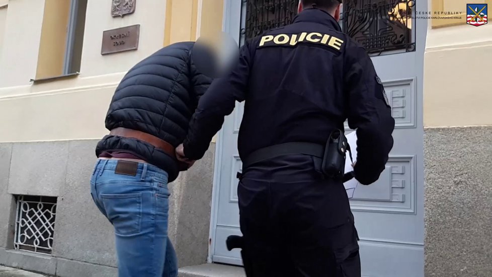 Policisté obvinili muže, který měl dva roky týrat svou přítelkyni.