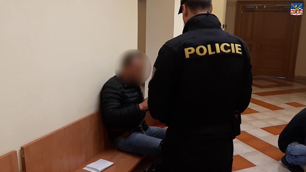 Policisté obvinili muže, který měl dva roky týrat svou přítelkyni.