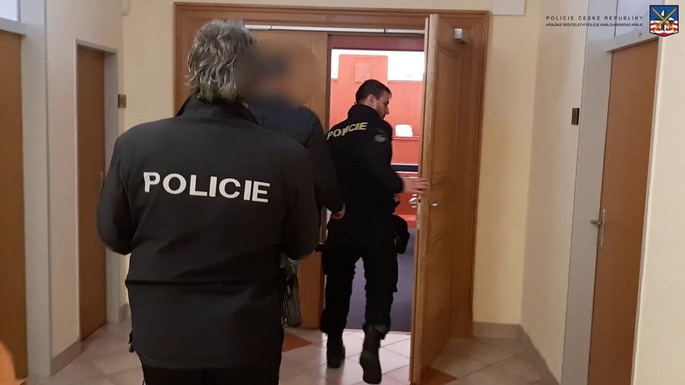 Policisté obvinili muže, který měl dva roky týrat svou přítelkyni.