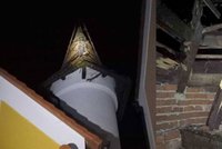 Elektrická koule přilétla z nebe a nadělala na věži paseku: Padesátka hostů byla bez elektřiny
